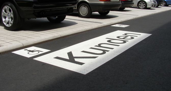 Parkplatzmarkierung mit Buchstaben